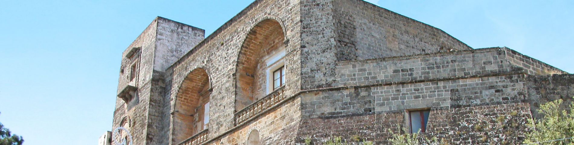 Particolare del Castello di Ugento su sfondo cielo